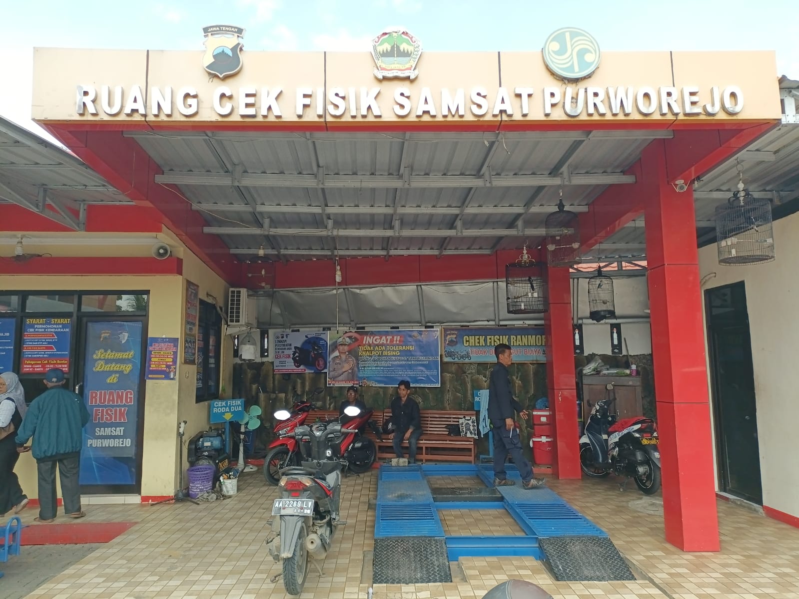 Warga Purworejo tetap bayar pajak kendaraan bermotor meski terdapat kenaikan pembayaran buntut dari adanya kebijakan penerapan pungutan opsen. (M Hafied/Radar Jogja)