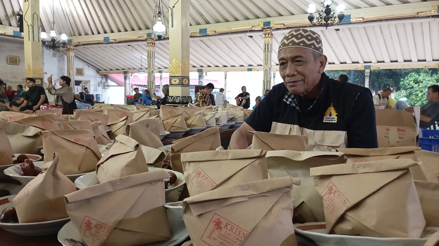 KHAS: Pengelola Masjid Gedhe Kauman saat menata takjil gulai kambing pada Kamis (19/2/2026). Menu tersebut menjadi tradisi bertahun-tahun.