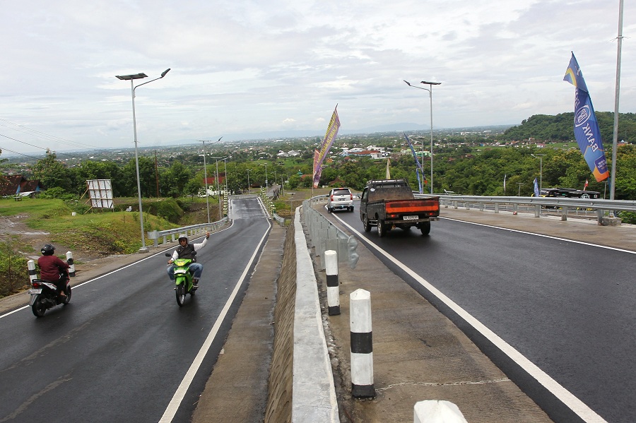 Pengendara kendaraan bermotor melintas di Jalan Baru Sambirejo, Kapanewon Prambanan, Kabupaten Sleman, yang menghubungkan wilayah Sleman-Gunungkidul.