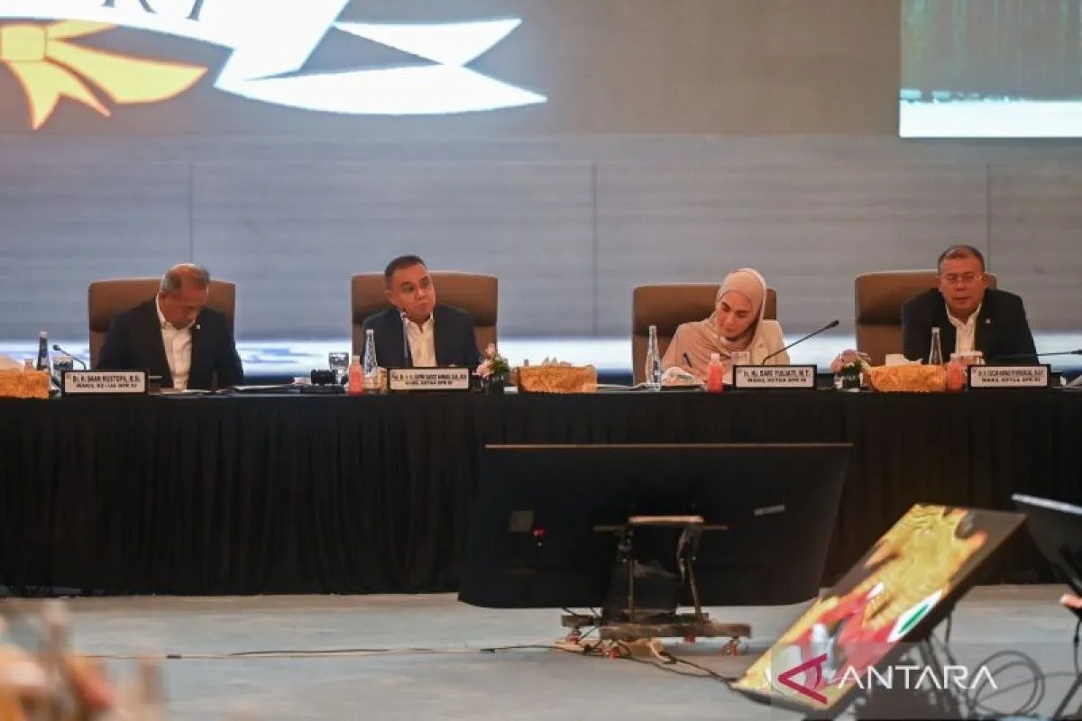 Rapat koordinasi pemulihan pascabencana dengan jajaran menteri di Kompleks Parlemen, Senayan, Jakarta, Rabu (18/2/2026) (ANTARA FOTO)