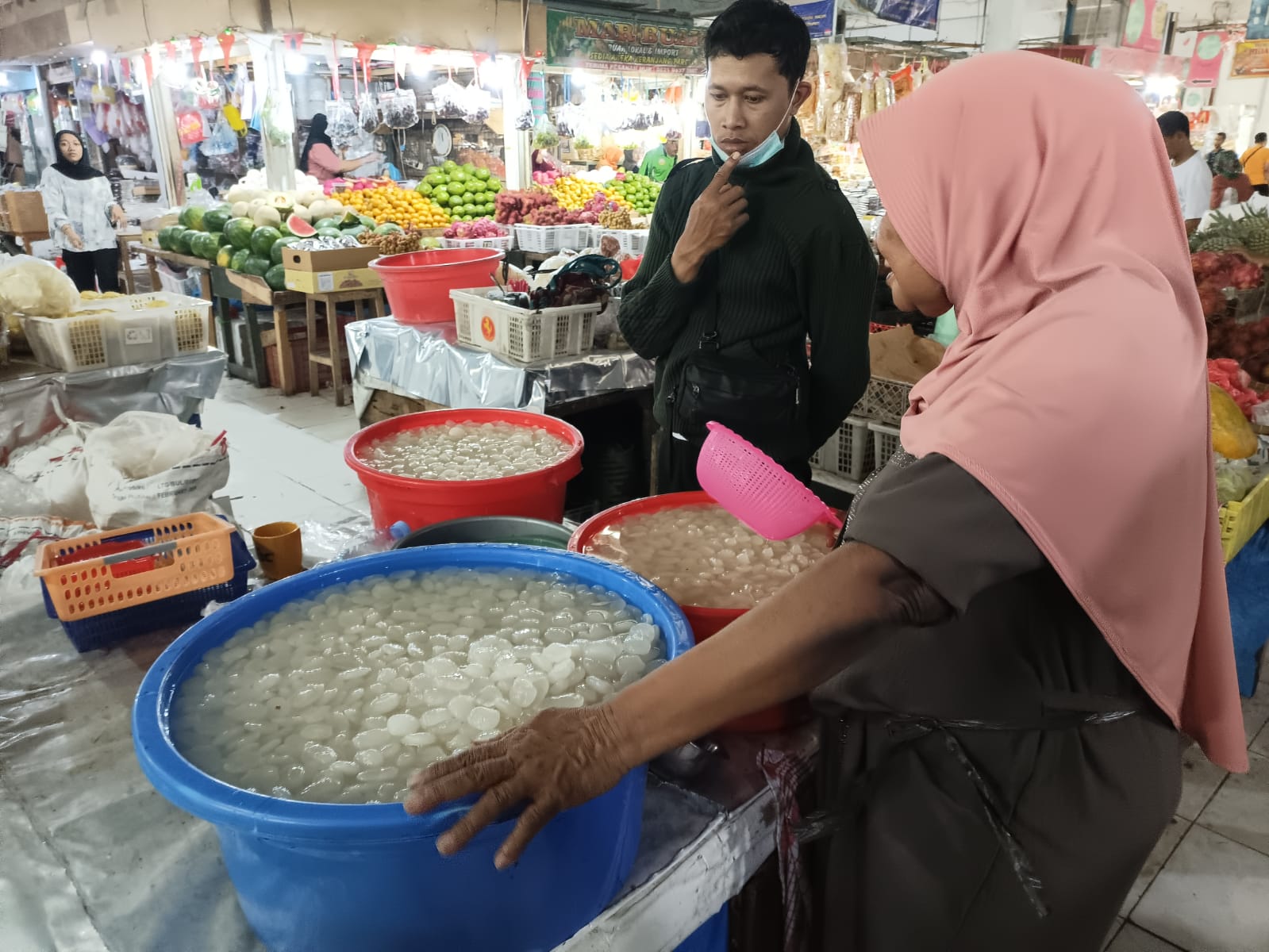Pedagang kolang-kaling di Pasar Tumenggungan merasakan adanya peningkatan omzet jelang ramadan. (M Hafied/Radar Jogja)
