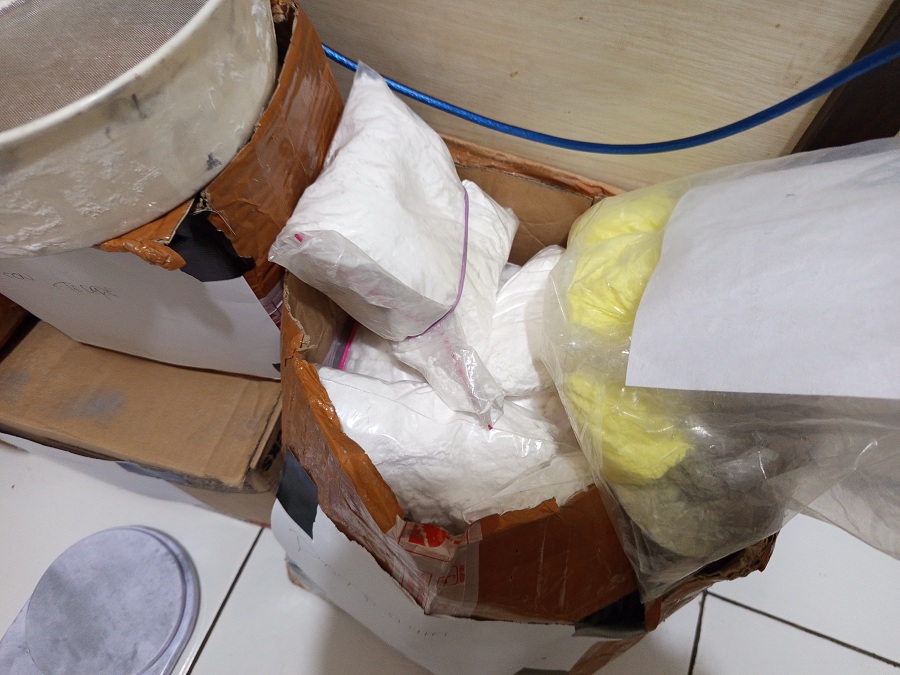 HENDAK DIEDARKAN: Polisi menyita sejumlah barang bukti bahan peledak dari WAMN.