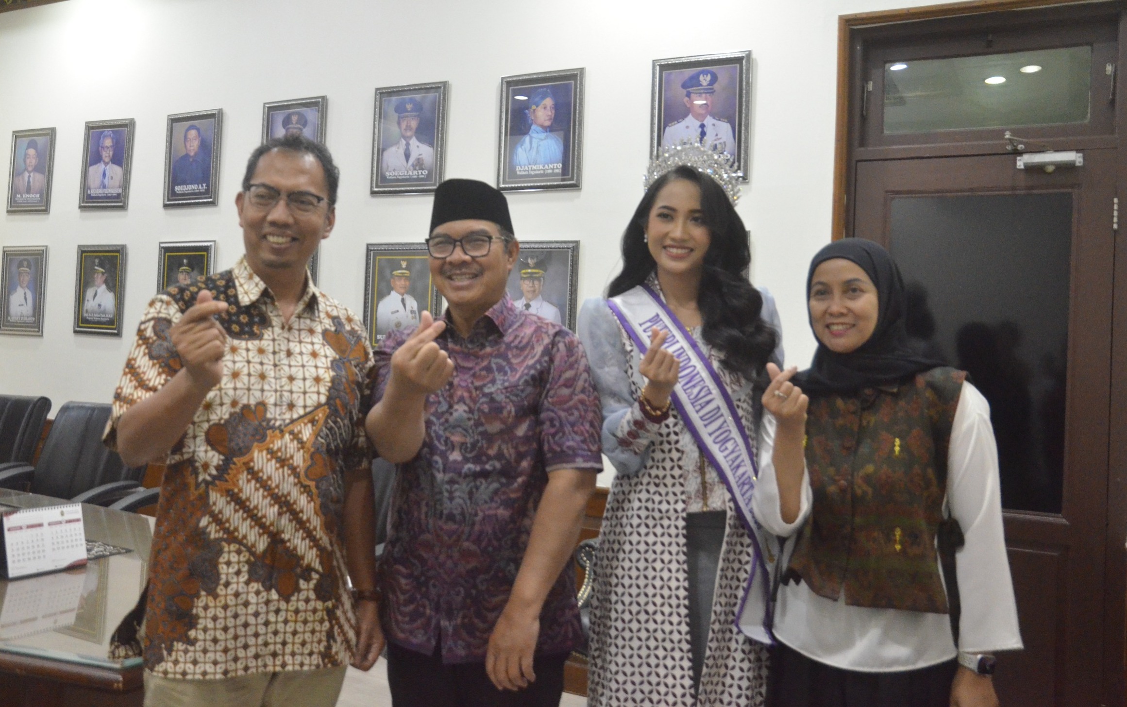 Almas Azzahra yang siap mewakili DIJ dalam ajang Puteri Indonesia tingkat nasional berpamitan dengan Wali Kota Jogja Hasto Wardoyo.  &nbsp;