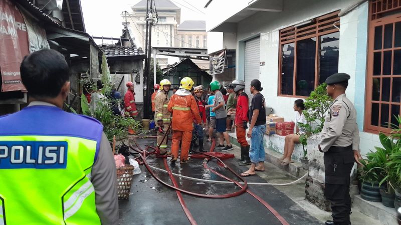 EVAKUASI: Petugas pemadam kebakaran usai memadampak api yang membakar rumah di Blimbingsari, Caturtunggal, Depok, Sleman Sabtu (21/2).