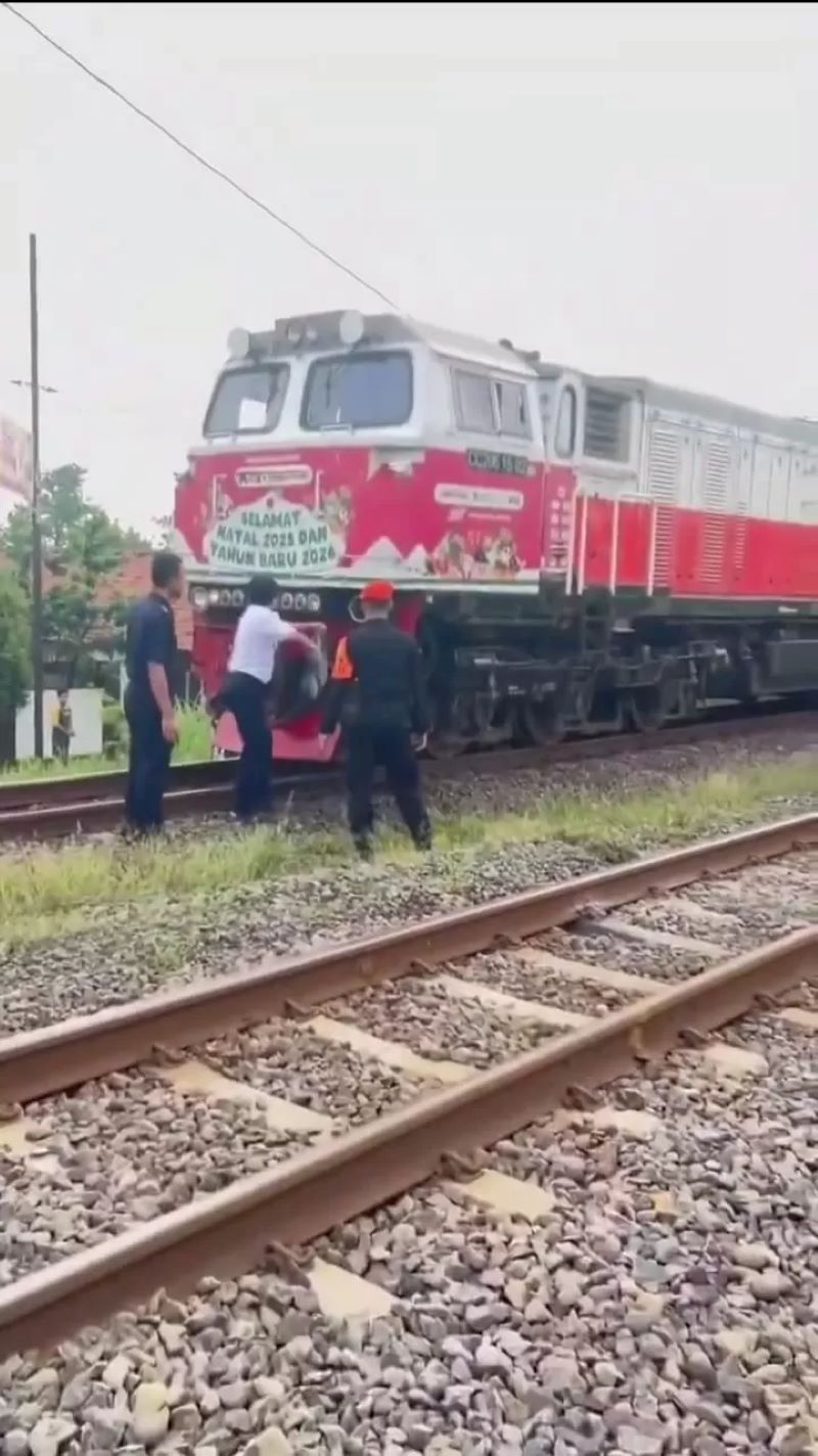 Penampakan lokomotif KA Argo Merbabu yang terlibat insiden di sekitar jalur kereta api GOR Sarengat, Kabupaten Batang.