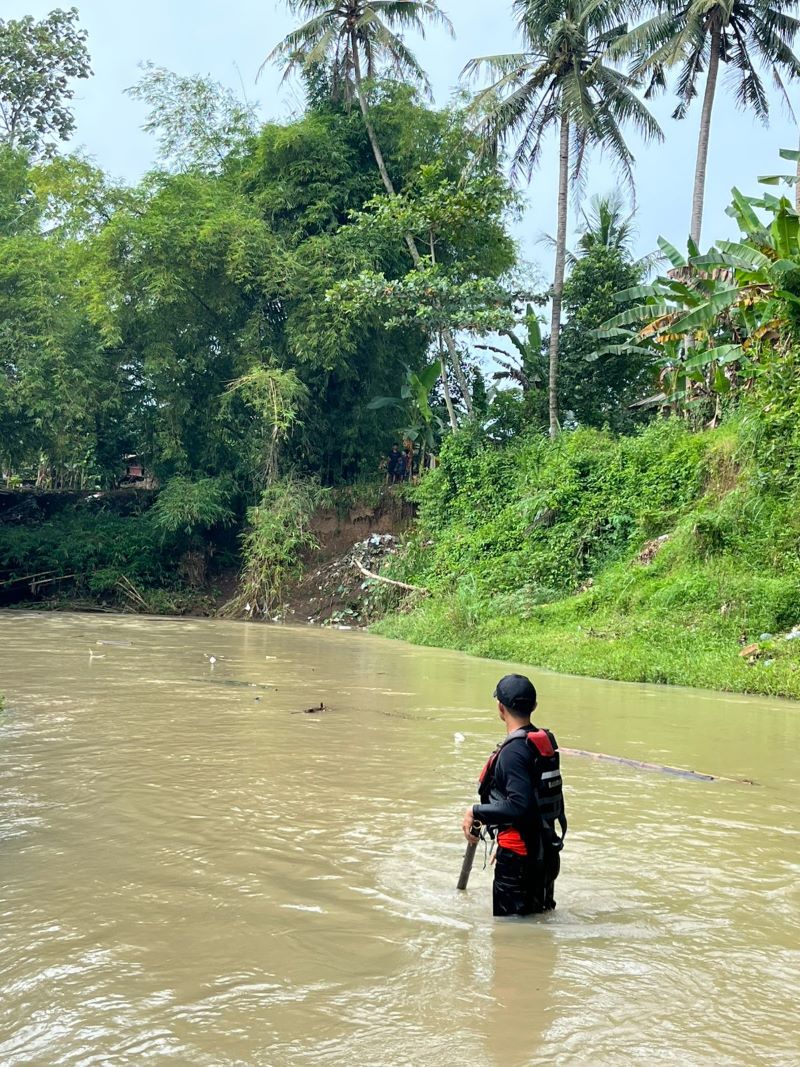PROSES PENCARIAN: Tim SAR dari unsur Basarnas Cilacap dikirim untuk mencari keberadaan lansia 73 tahun yang dilaporkan hilang di Sungai Kalimeneng.  