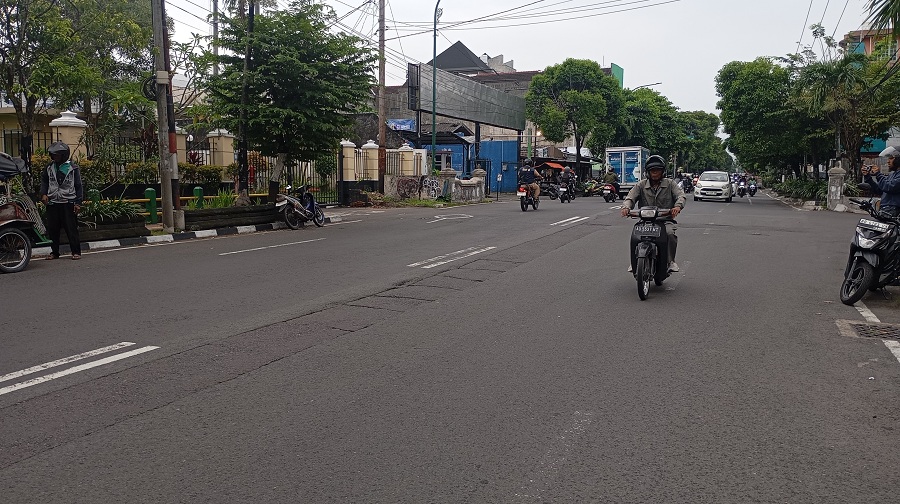 BAHAYA: Kondisi salah satu titik jalan bergelombang di Jalan Kusumanegara pada Senin (23/2/2026). Kondisi tersebut dikeluhkan pengguna kendaraan. 
