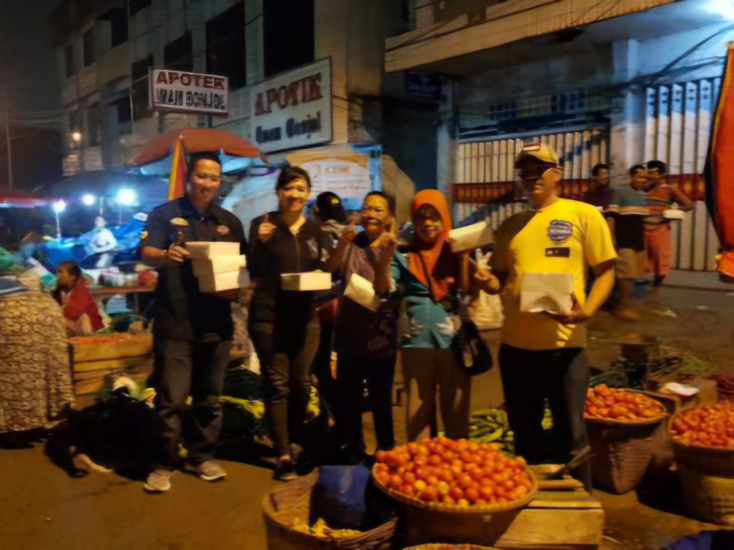 Berbagi makanan di Sahur On The Road (sumber: Pinterest)
