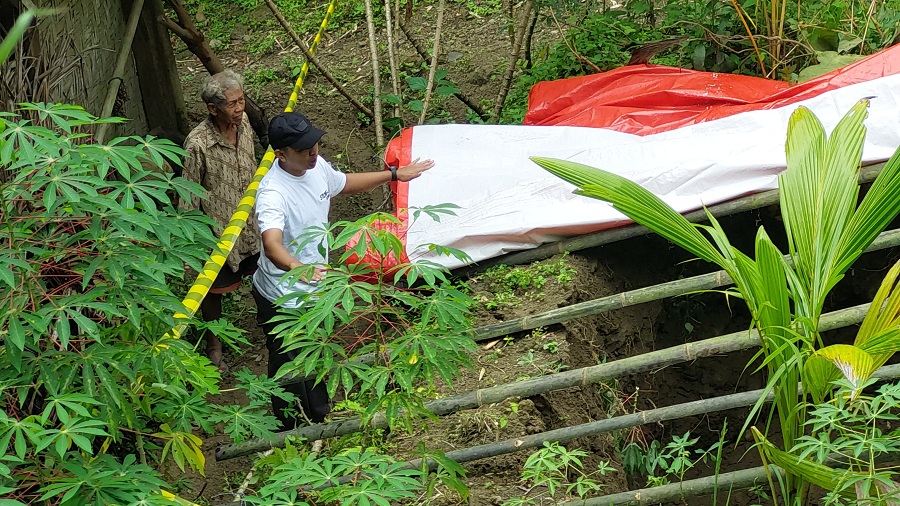 CEK: Perwakilan Pemkal dan Kapanewon meninjau lokasi sinkhole di Padukuhan Popohan, Kalurahan Banjararum.  &nbsp;