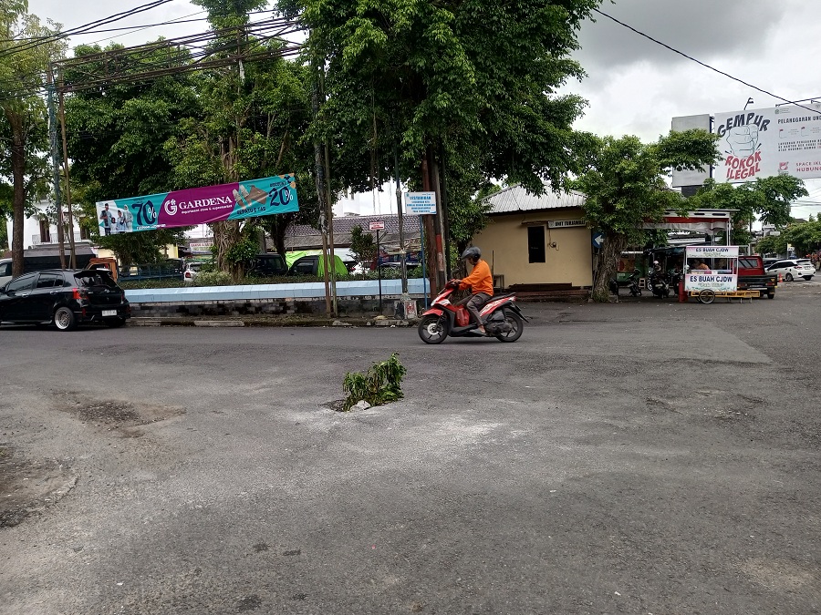 ILEGAL: Salah satu titik pengeboran yang berada di simpang BDG dan parkiran Pasar Argosari Wonosari.