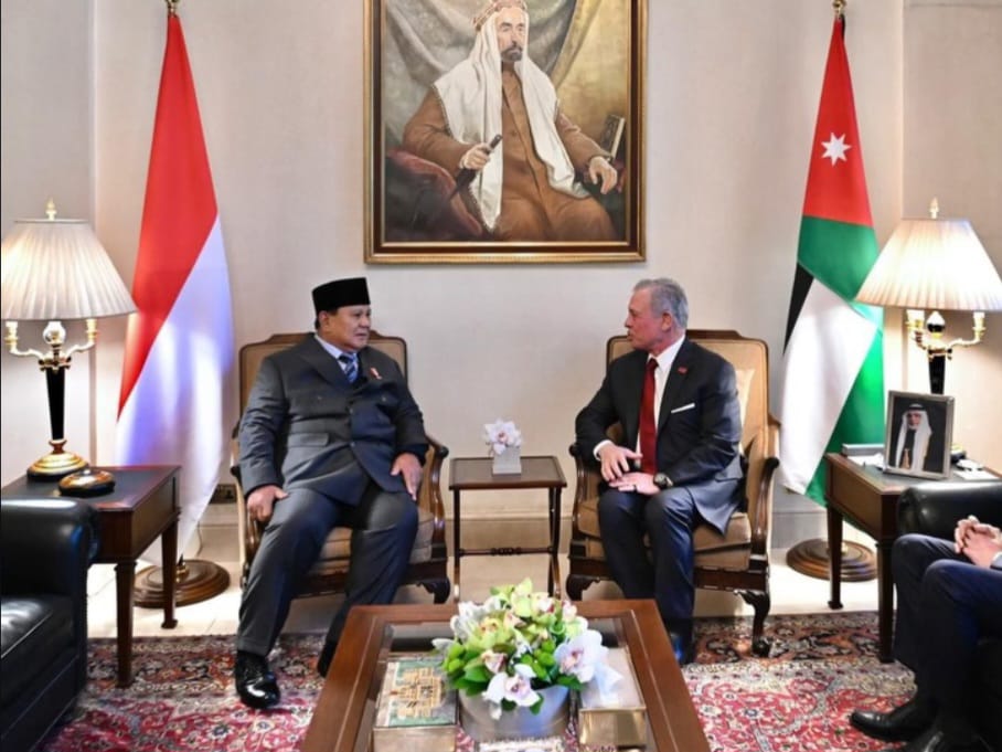 Prabowo Subianto berbincang dengan Abdullah II ibn Al-Hussein saat pertemuan bilateral di Istana Basman (sumber: Instagram pribadi @presidenrepublikindonesia).