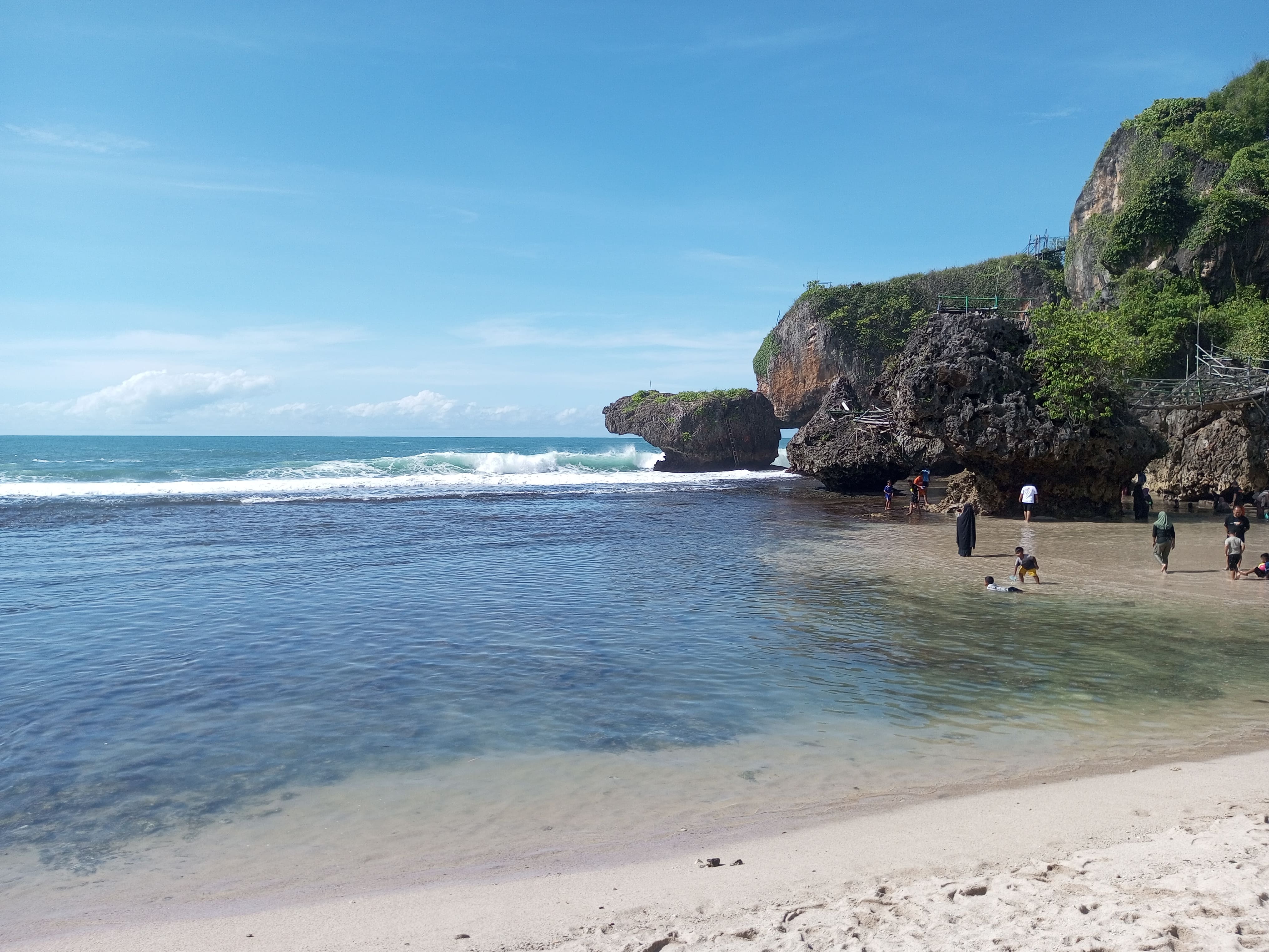 Wisatawan sedang bermain di area Pantai Siung Kalurahan Purwodadi Kapanewon Tepus Gunungkidul beberapa hari lalu. 