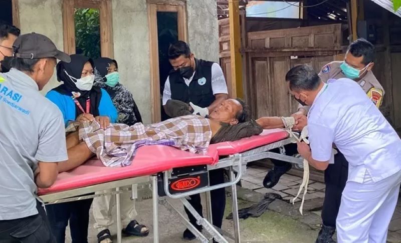 Evakuasi D, 60, ODGJ asal Dusun Gangin, Desa Karakan, Weru, Sukoharjo ke RSUD Sukoharjo, Jumat pagi (27/2).
