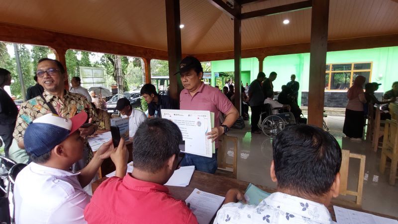 SIMBOLIS: Penerima ganti untung yang terdampak Tol Jogja-YIA di Donomulyo saat melakukan pencairan Jumat (27/2).