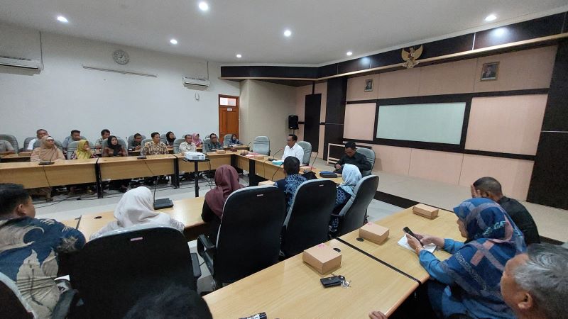AUDIENSI: Anggota DPRD Kulon Progo saat menerima kedatangan warga yang merupakan pemilik indeindekos Jumat (27/2).