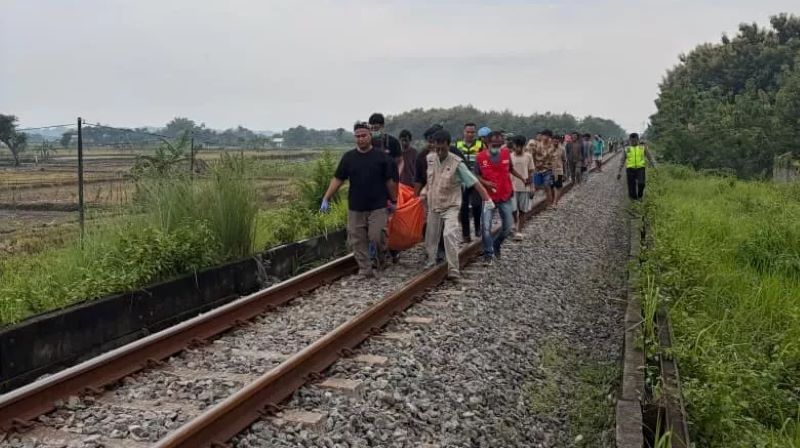 Relawan mengevakuasi wanita tanpa identitas di jalur KA Semarang-Solo, Kecamatan Miri, Sragen, Selasa (27/2/2026).