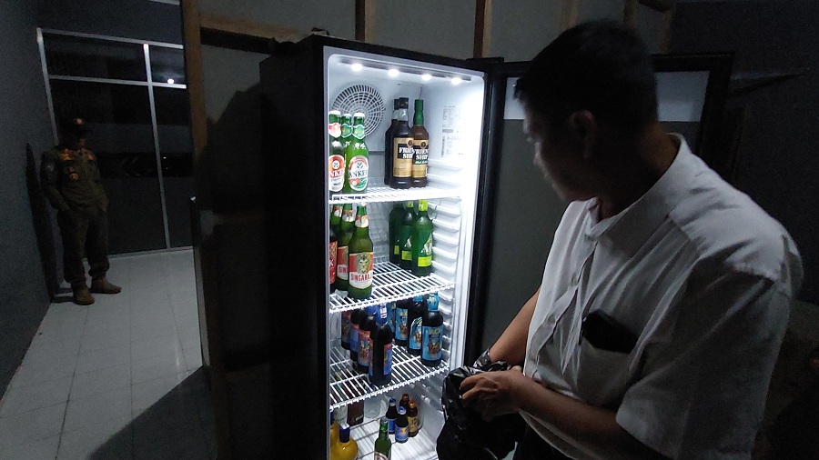 TEMUAN: Personel Satpol PP Kulon Progo menemukan mihol di tempat karaoke wilayah Pengasih.