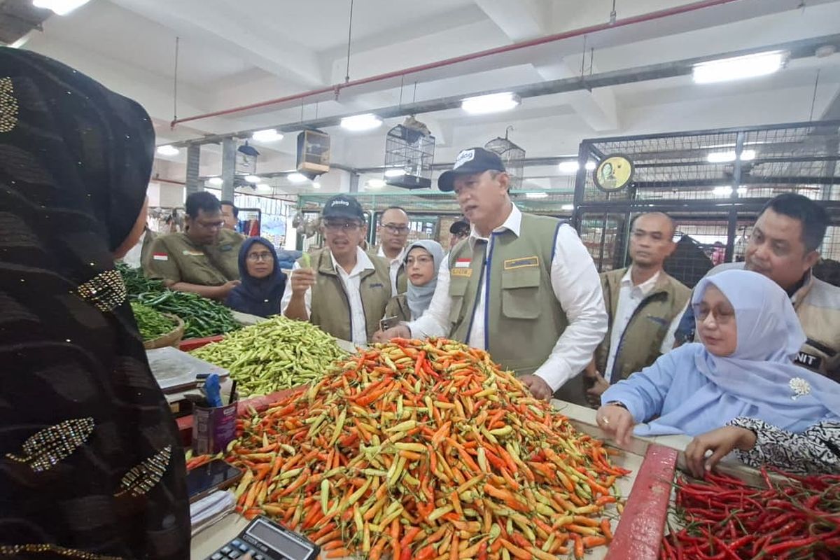 Ahmad Rizal Ramdhani melakukan sidak harga di  pasar tradisional Kota Semarang, Jawa Tengah, Jumat (Dok. PERUM BULOG)