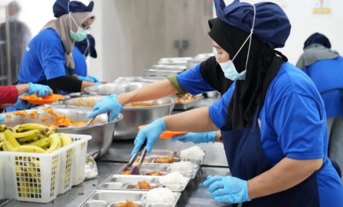 Petugas Satuan Pelayanan Pemenuhan Gizi (SPPG) sedang mengemas Makan Bergizi Gratis ( ANTARA)