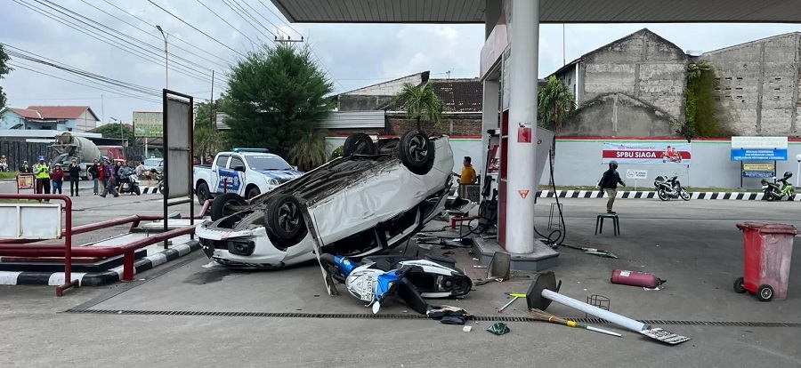 Kondisi mobil yang kecelakaan di SPBU Bener, Kecamatan Ngrampal, Kabupaten Sragen, Senin (2/3/2026) siang.