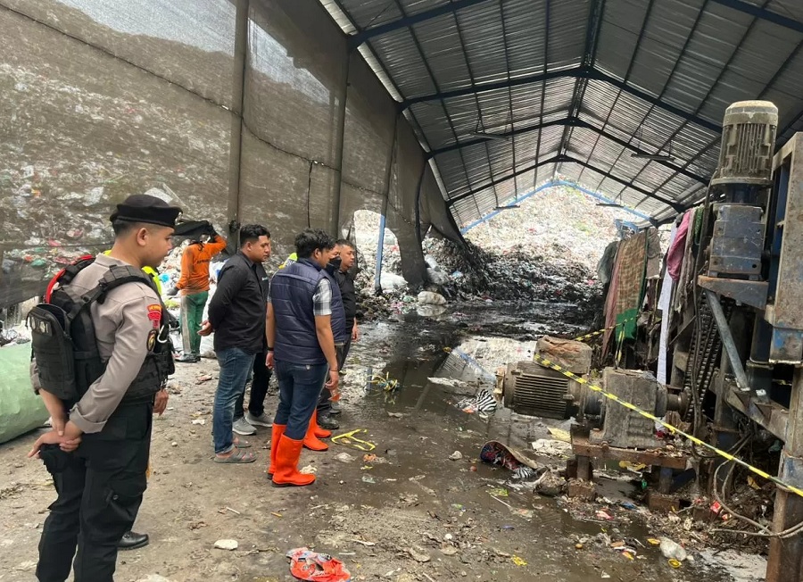 Garis polisi dipasang di lokasi pekerja TPA Putri Cempo alami kecelakaan kerja.