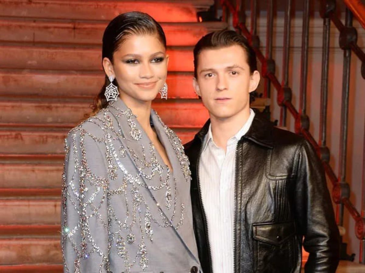 Pose Tom Holland dan Zendaya di acara pemotretan film &lsquo;Spider-Man: No Way Home&rsquo; (People).