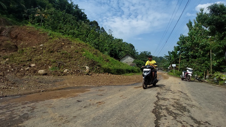 Warga melintas di sekitar bekas tambang galian di Padukuhan Pantog Kulon.
