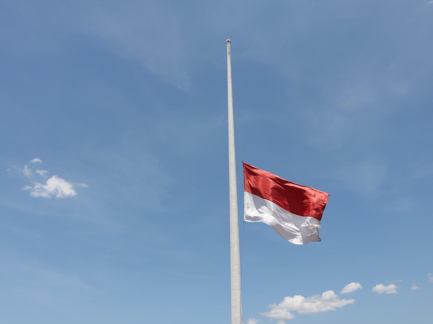 Pengibaran bendera Merah Putih setengah tiang (Kementerian Sekretariat Negara).