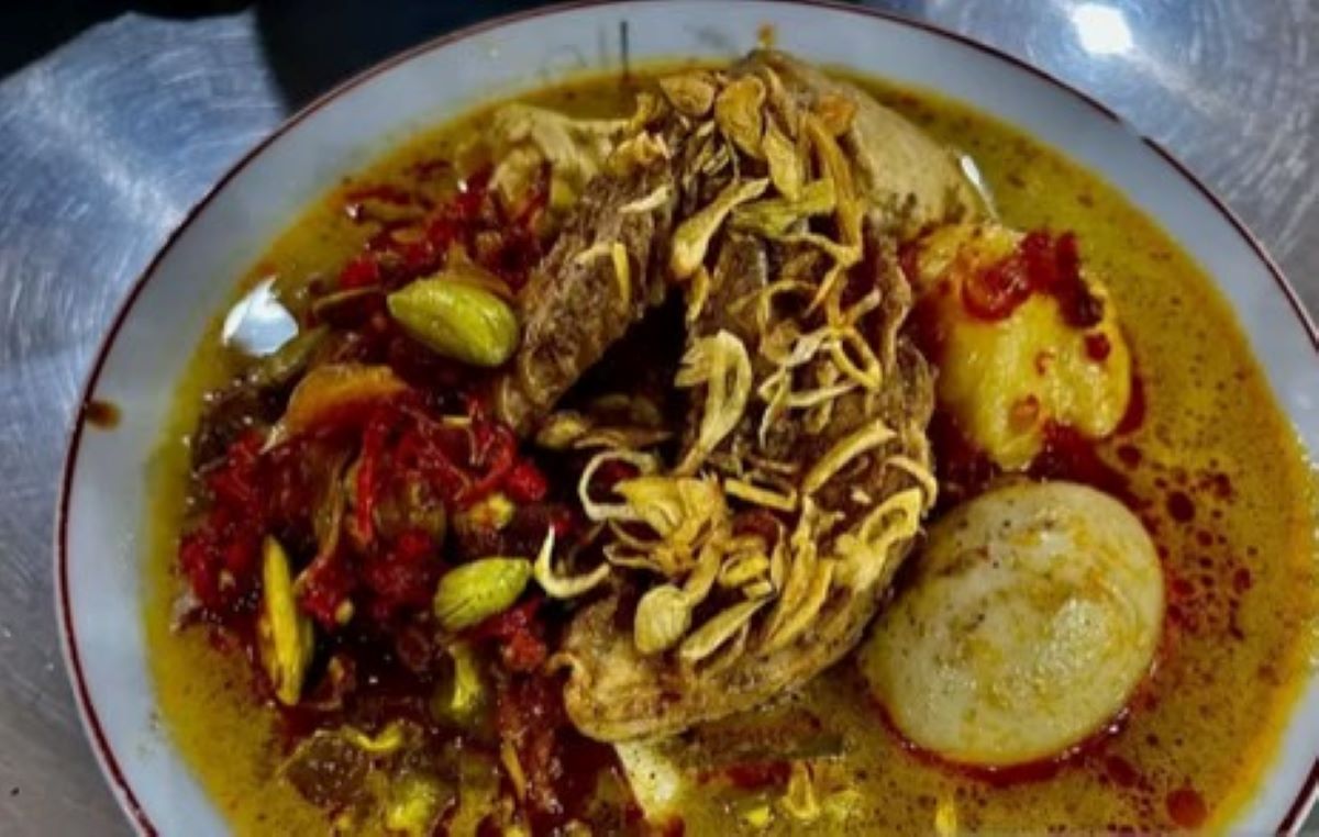 Lontong cap go meh Ny. Kartika Tjandra di Metro Atom, Pasar Baru.(Antara/Putri Hanifa)