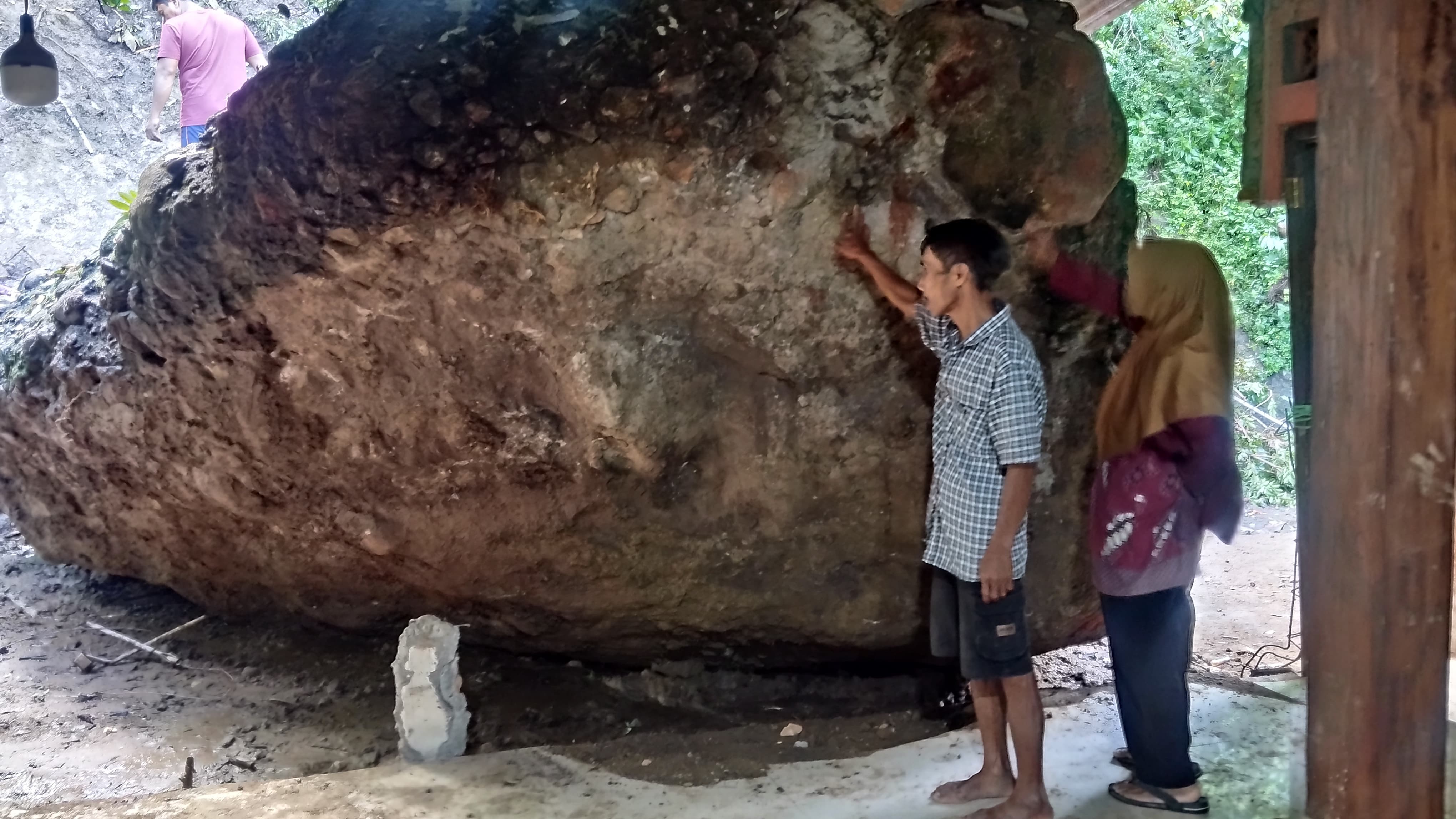 Batu besar yang menimpa rumah warga Padukuhan Wunut RT 5, Kalurahan Sriharjo, Kapanewon Imogiri Rabu (4/3).&nbsp;  &nbsp;  Cerita Penjual Arang di ImogiriPas Lari Batu Sudah Turun dari Atas