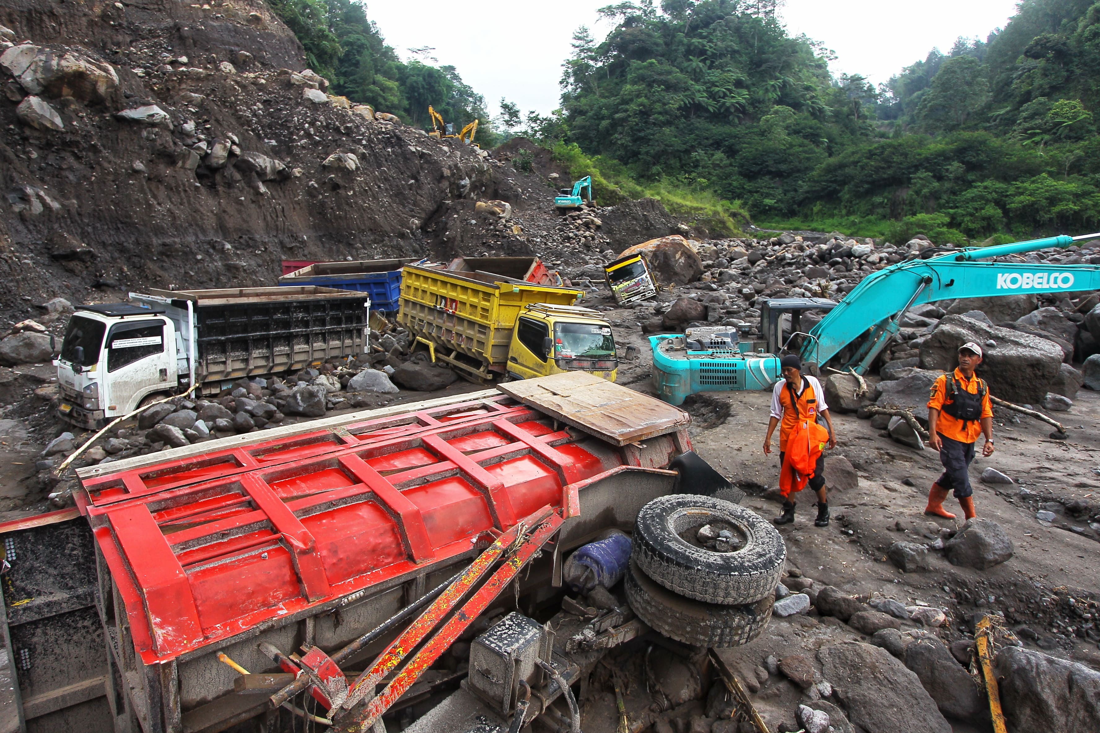 Truk terkubur banjir lahar hujan
