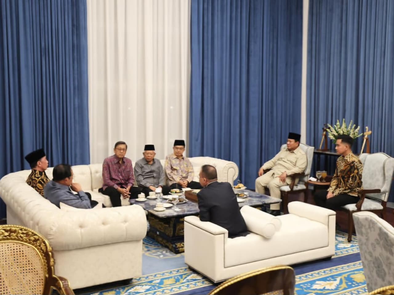 Presiden Prabowo dengan mantan Presiden dan Wakil Presiden di Istana Merdeka Jakarta (Instagram @presidenrepublikindonesia)