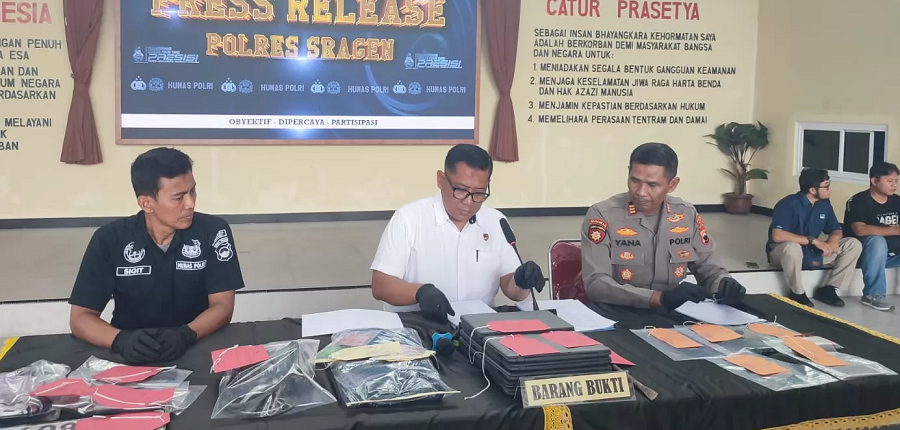 Kapolsek Kedawung AKP Suyana beberkan barang bukti emas yang digondol pasutri asal Surabaya.