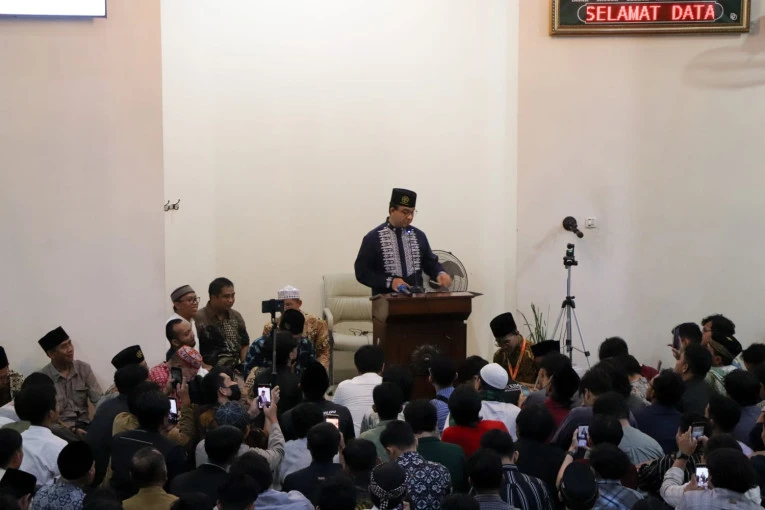 Anies Baswedan di Masjid Al Hayat UGM