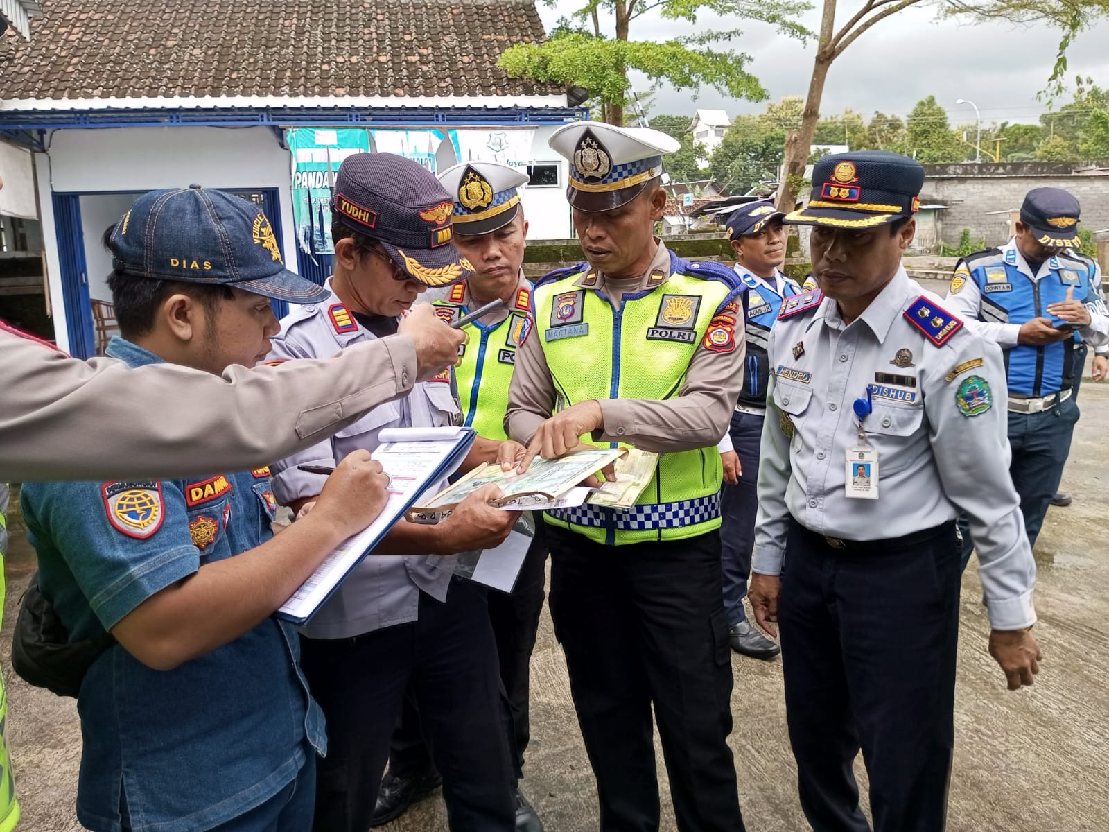 Menko Polkam Djamari Chaniago meninjau kesiapan layanan transportasi mudik di Daerah Istimewa Yogyakarta (Instagram @polkamri).