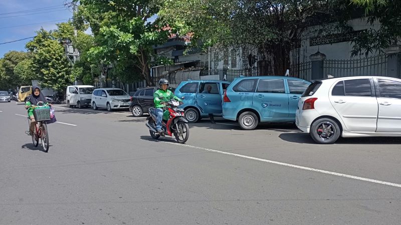 BERTAHAN: Mobil taksi konvensional saat menunggu penumpang di Stasiun Lempuyangan Jumat (6/3). Moda transportasi tersebut masih eksis di tengah banyaknya jasa taksi onli