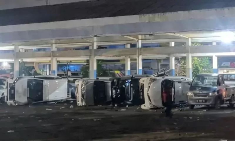 Kendaraan suporter Persis Solo yang dirusak di Terminal Jepara.