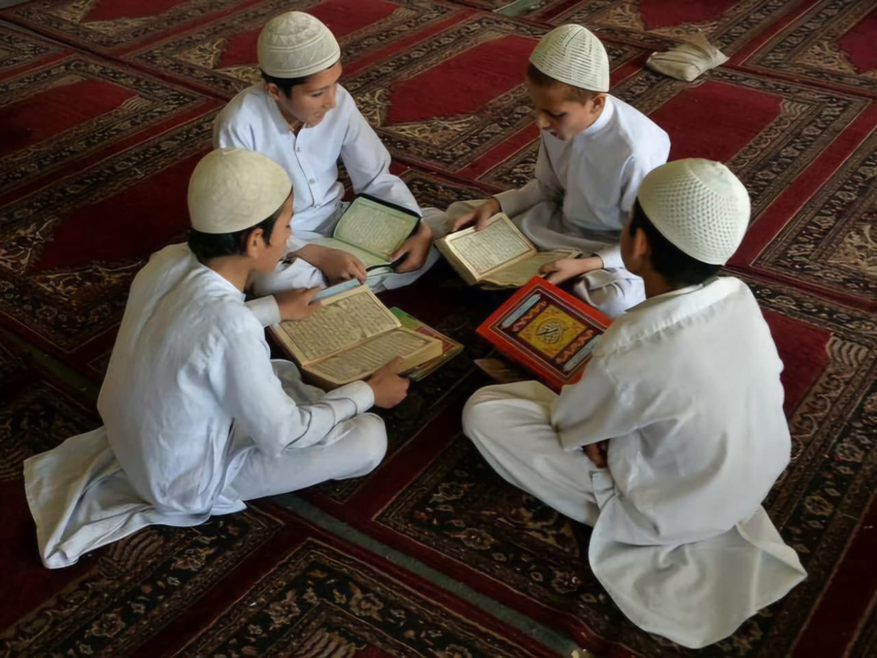 Ilustrasi tadarus Al-Qur&rsquo;an di bulan Ramadan yang sering dilakukan untuk memperingati peristiwa Nuzulul Qur&rsquo;an (Pinterest).