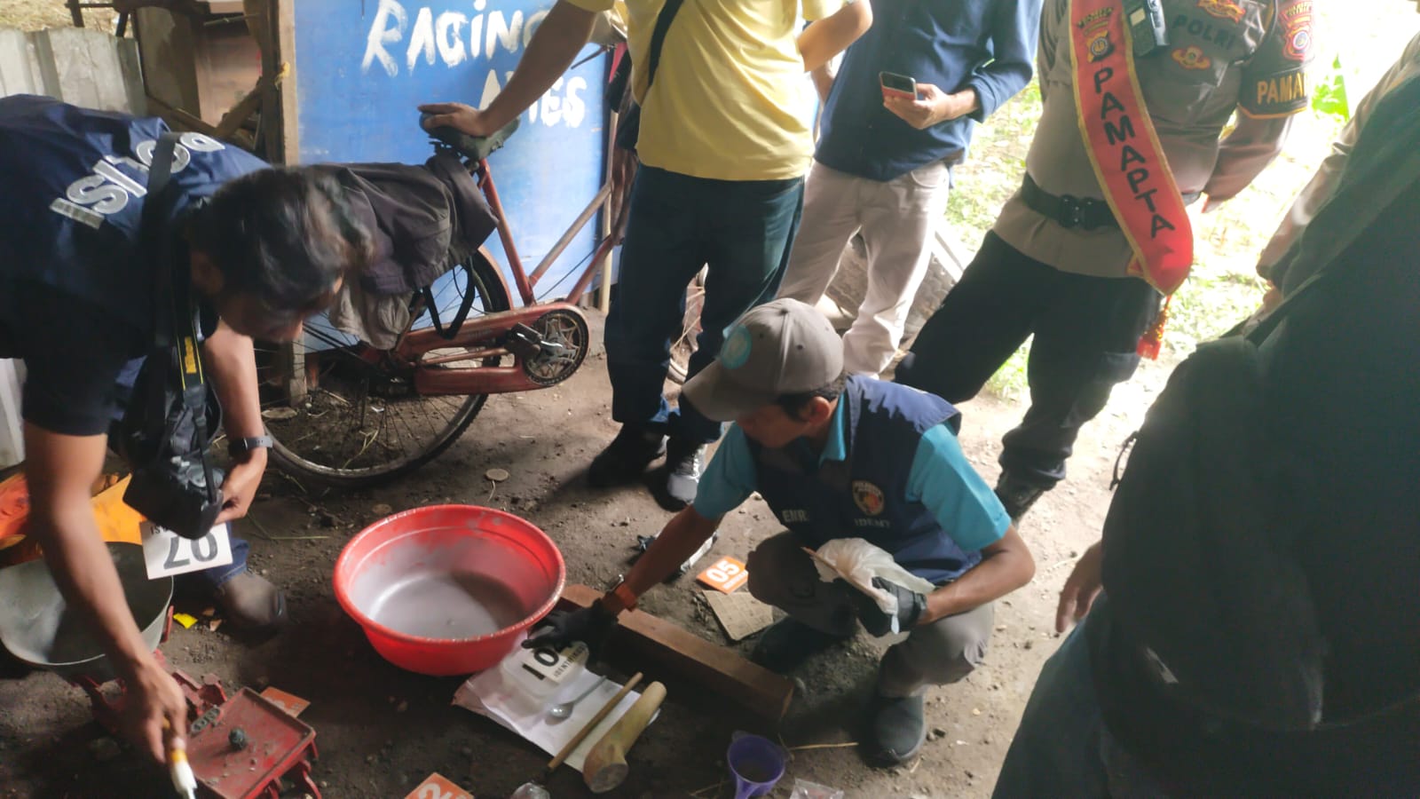 TANGKAP TANGAN: Penanganan kasus jual beli bubuk petasan di Bulak Persawahan, Sorogenen, Ambarketawang, Gamping, Sleman.