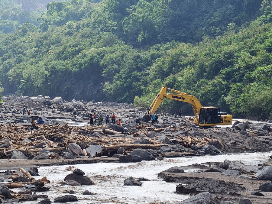 PENCARIAN: Tim SAR gabungan masih berupaya mencari dua korban banjir lahar hujan di Sungai Senowo, Senin (9/3/2026).