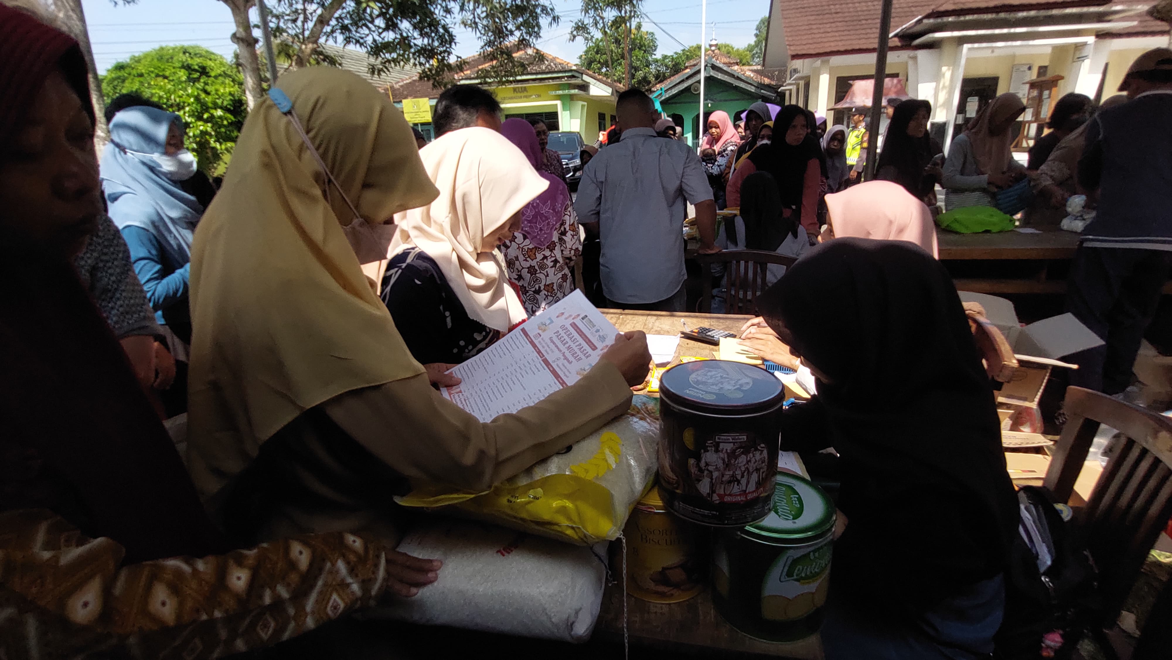 Masyarakat mengantri untuk mendapatkan bahan pokok harga terjangkau di Kapanewon Pengasih