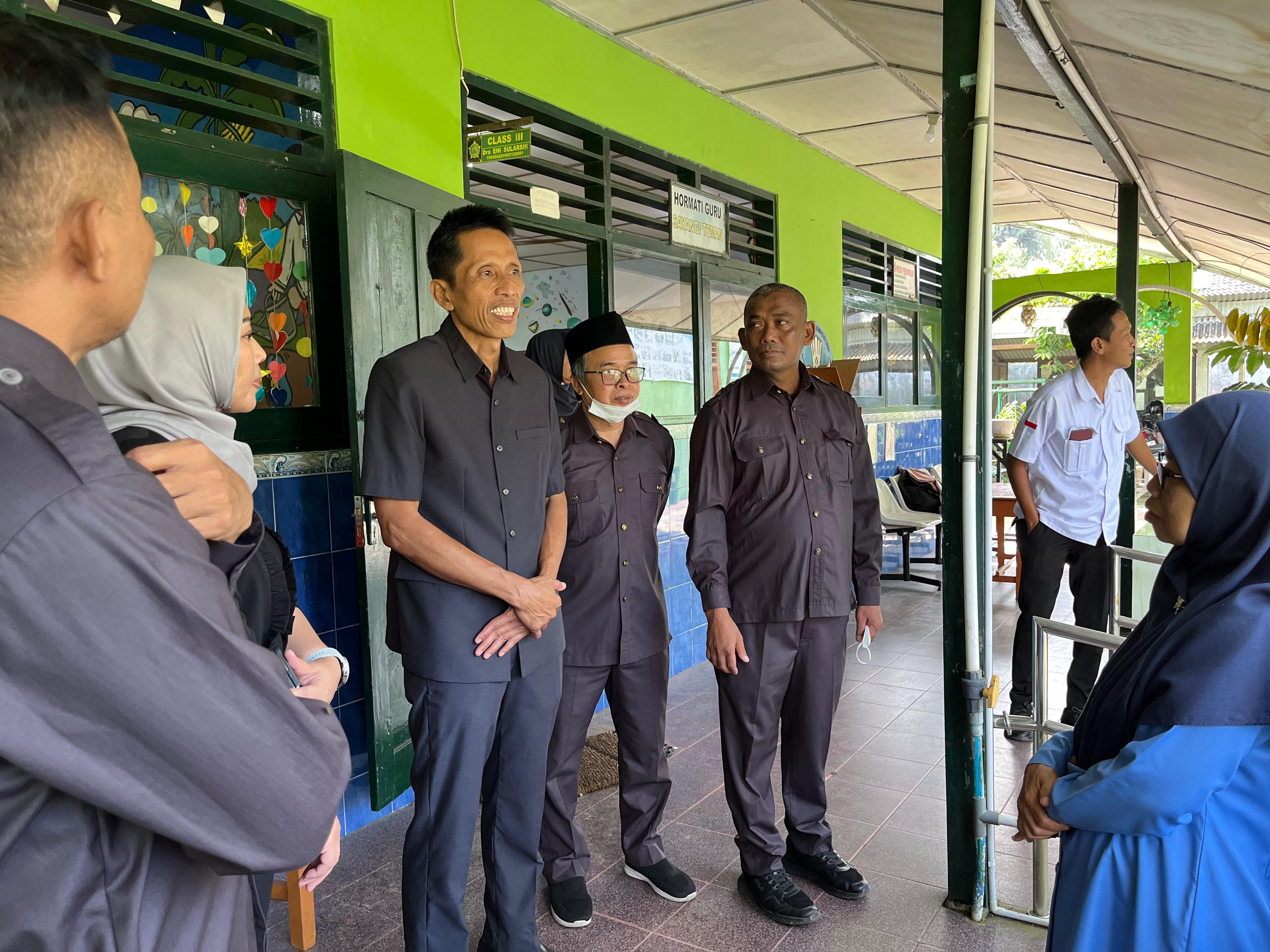 Anggota DPRD Kulon Progo menanyakan menu MBG ke guru di sekolah dasar wilayah Galur.