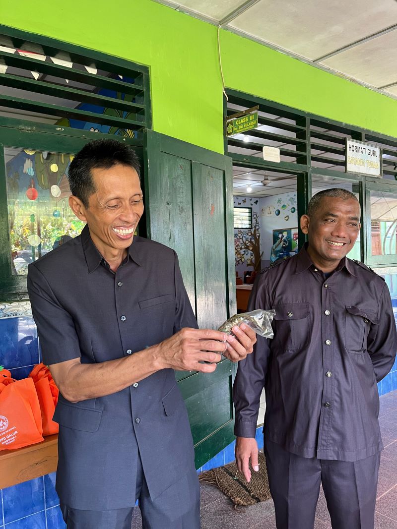 SIDAK: Anggota DPRD Kulon Progo menanyakan menu MBG ke guru di sekolah dasar wilayah Galur Selasa (10/3).
