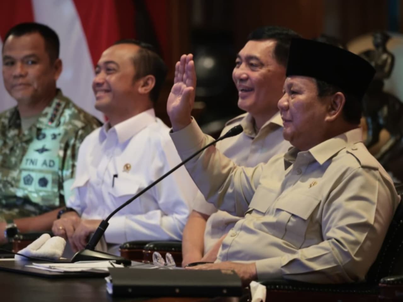 Presiden Prabowo bersama sejumlah jajaran Kementerian Pertahanan (Instagram@presidenrepublikindonesia).