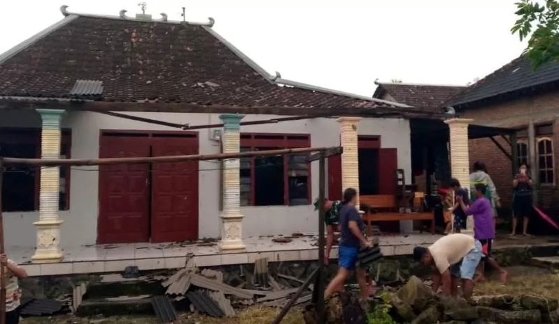 Kondisi rumah warga Kecamatan Tawangsari yang atapnya rusak disapu angin kencang, Senin sore (9/3).
