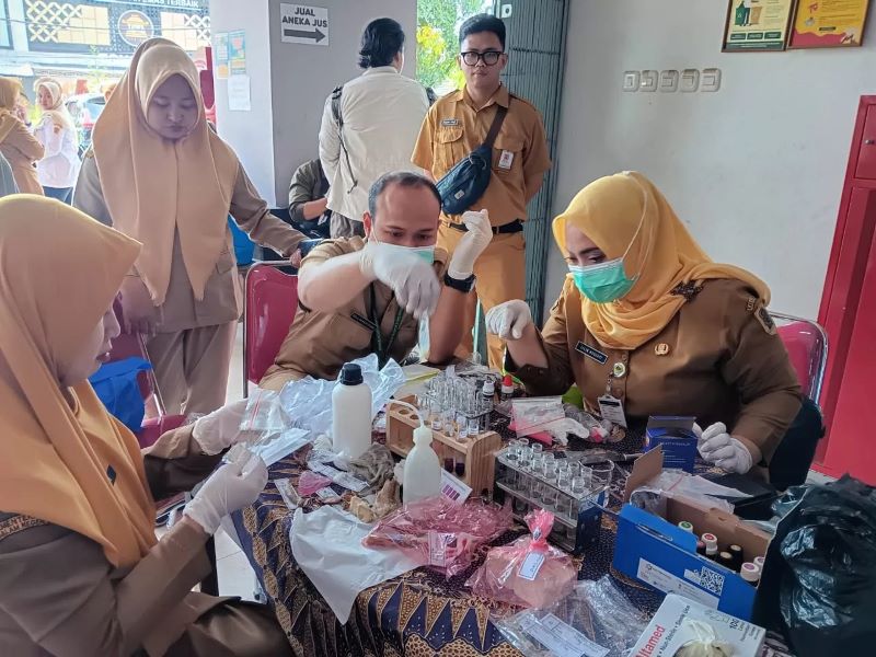 Tim Dinkes Klaten melakukan pemeriksaan sampel produk di Pasar Gedhe Klaten, Selasa (10/3/2026).