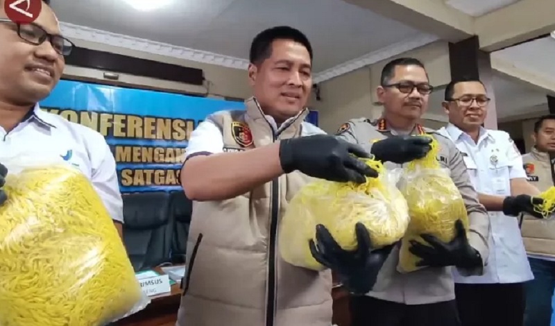 Polisi menunjukkan mi berformalin yang disita dari pabrik di Boyolali.