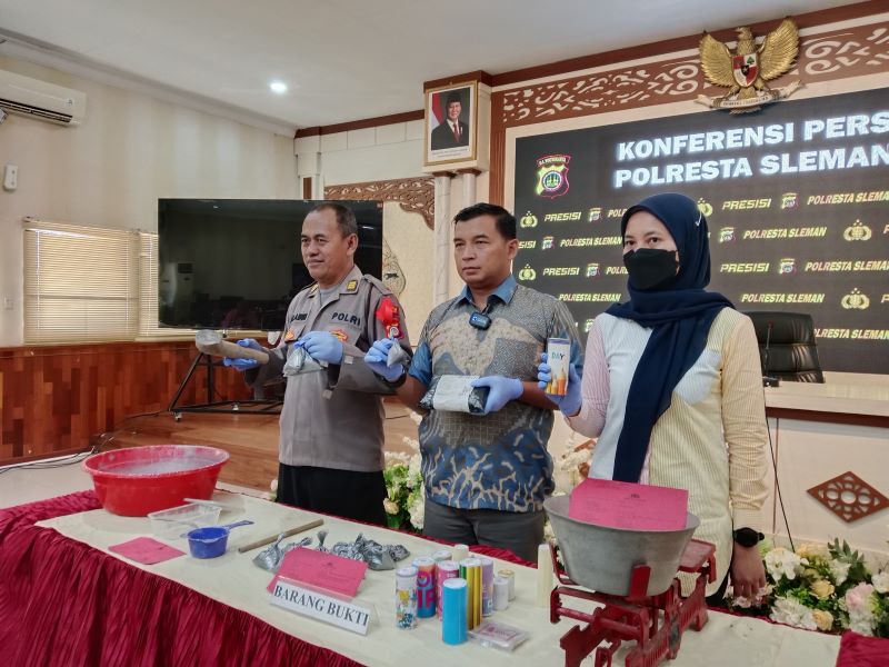 RILIS KASUS: Jajaran Polresta Sleman saat memperlihatkan barang bukti berupa bubuk petasan yang dijual oleh remaja asal Gamping Jumat (13/3).