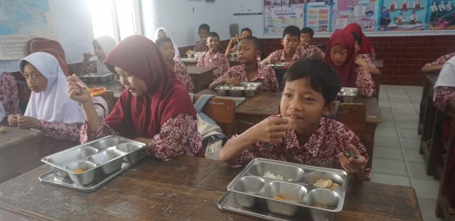 Ilustrasi siswa SD menikmati menu MBG.