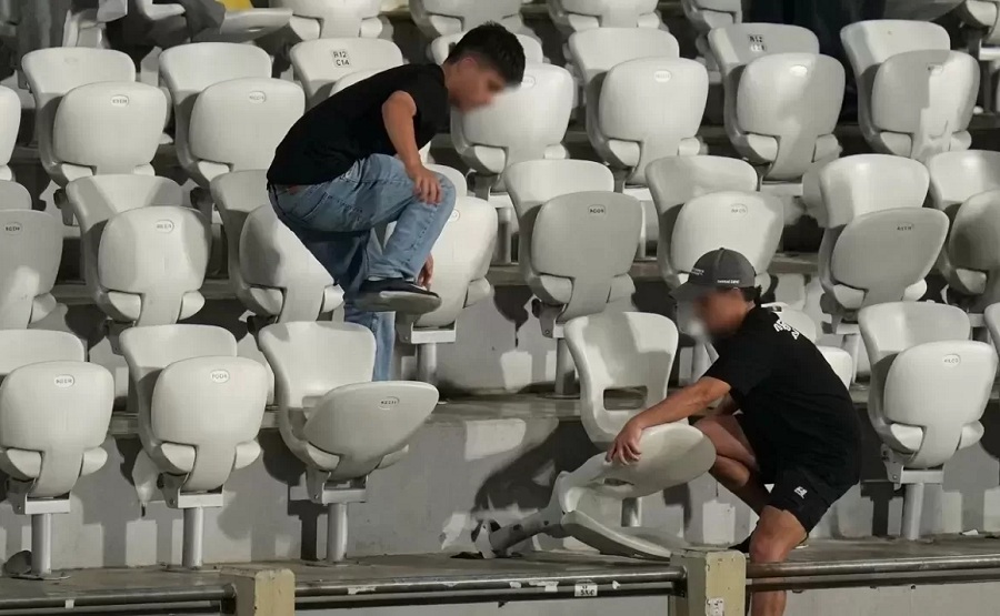 Oknum suporter merusak bangku di Stadion Gelora Bumi Kartini usai laga Persis Solo melawan Persijap Jepara, Kamis malam (5/3/2026).